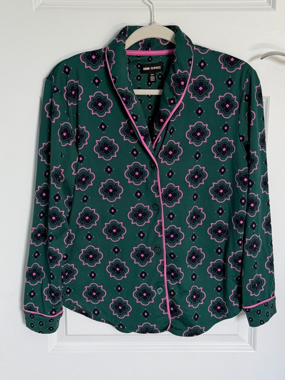 Room Service Green Pink Printed Pajama Set Women’s Small
- 54672 - Picture 3 of 16